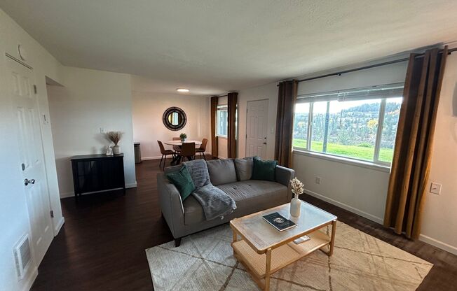 2 beds, 1 bath, $1,695, Unit Unit 4