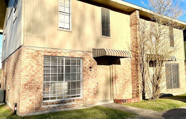 2 beds, 1.5 baths, 900 sqft, $850, Unit Apt A