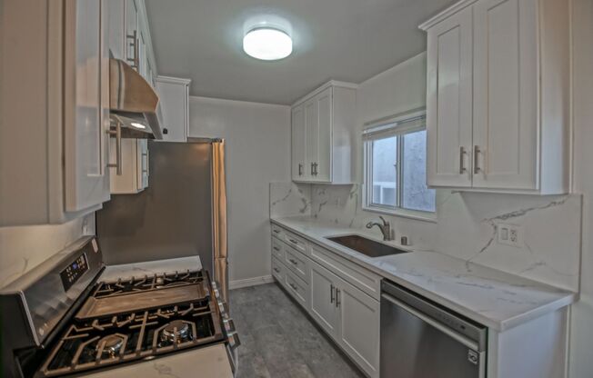 Remodeled & Incredibly Charming, 1BR1BA North MB Walkstreet Apartment in Well-Kept Ranch Style Building 100 Yards to Beach!