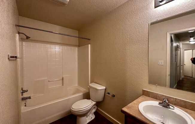 3 beds, 2 baths, $1,250, Unit 1924 D