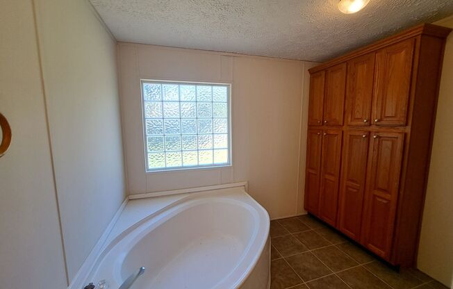 3 beds, 2 baths, $1,595