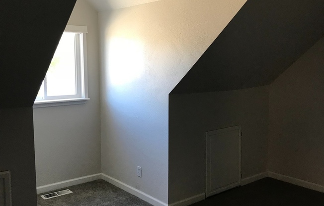 Upper unit in SW Bend Close to Old Mill and Shops