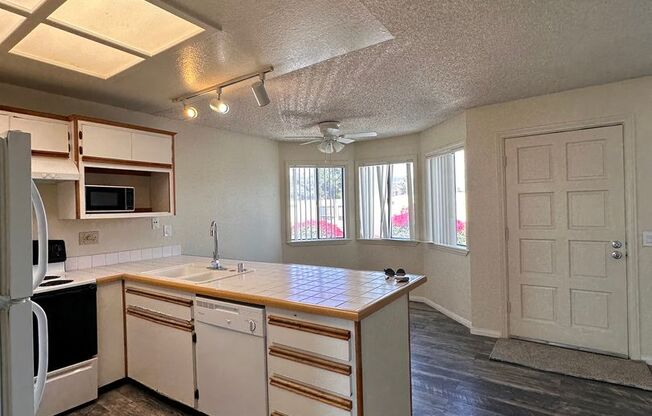2 Bedroom, 2 Bath condo in Secured complex. MUST SEE!!!!