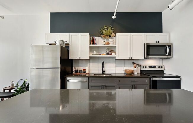 2 beds, 1 bath, 865 sqft, $2,350, Unit Unit 612