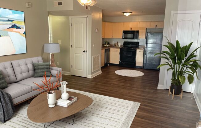 2 beds, 1 bath, $995, Unit 720 E