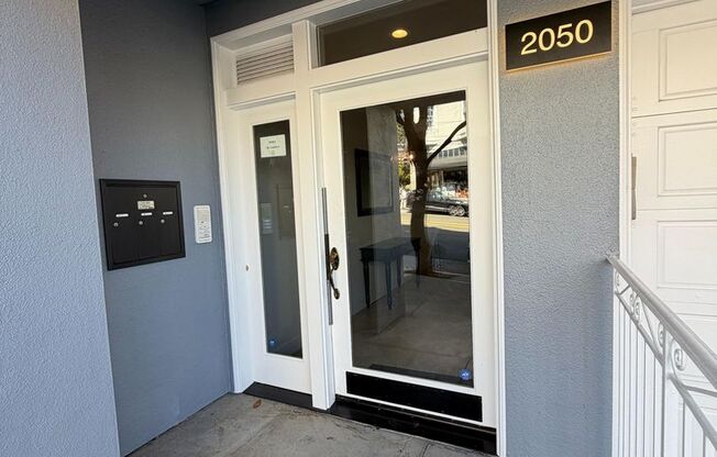 (C) 2050 Divisadero St #3