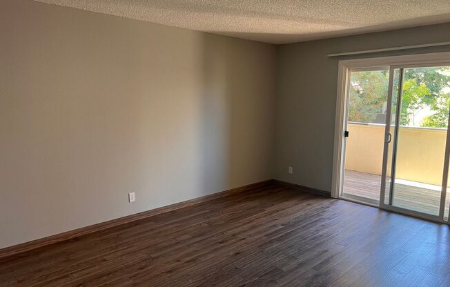 Light & Bright 2nd floor 2 bedroom, 2 bathroom condo with WASHER & DRYER