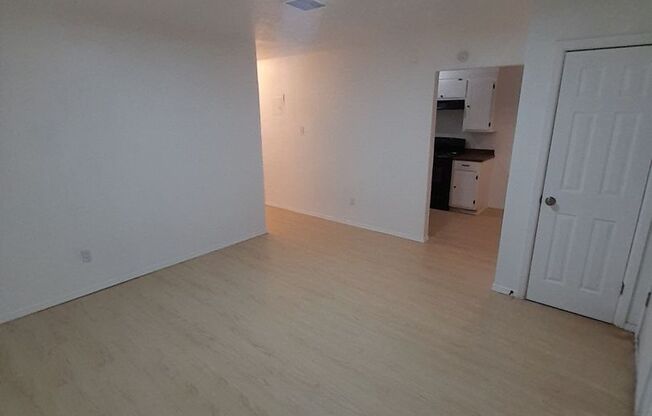 2 beds, 1 bath, 756 sqft, $850, Unit #11