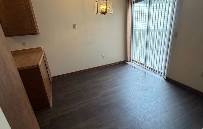 2 beds, 1 bath, 800 sqft, $1,145, Unit 1921-B