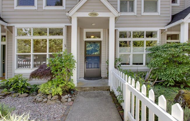 Charming 2BD/2.5BTH Townhouse with Spacious Bonus Room in Multnomah Village