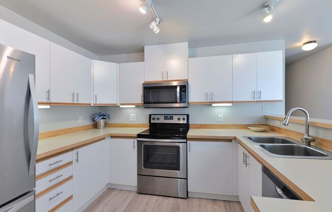 Spacious and Elegant Townhouse-style 2 Bedroom 2 Bath Condo Kent