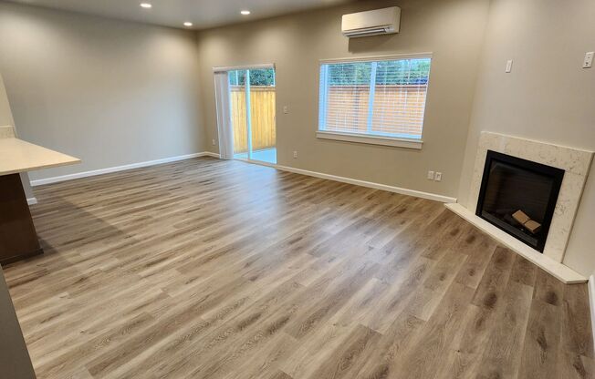 "Spacious 3-Bed Townhouse with Fireplace & Hardwood Floors in Puyallup – Your Perfect Retreat!