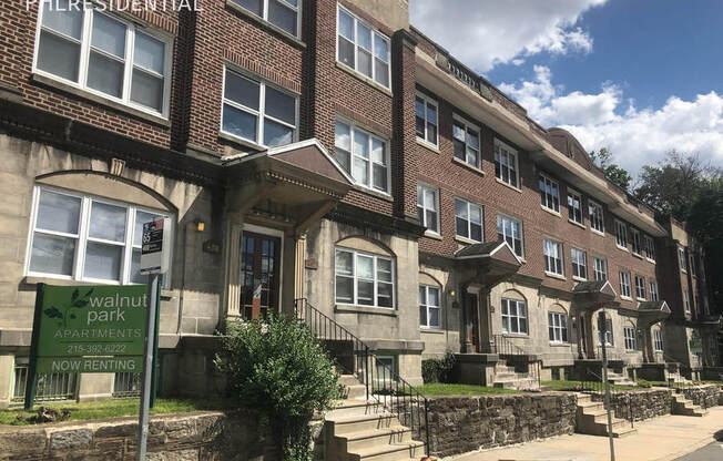 416 W WALNUT LN