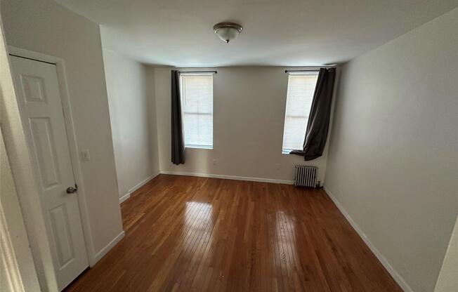 2 beds, 1 bath, 700 sqft, $2,600, Unit 3F