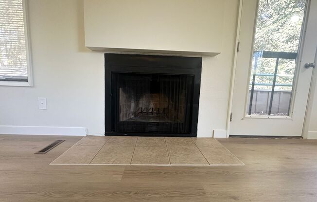 Lake Oswego Refreshed 2nd Story 2 bed/1 bath Condo- W/S/G Included