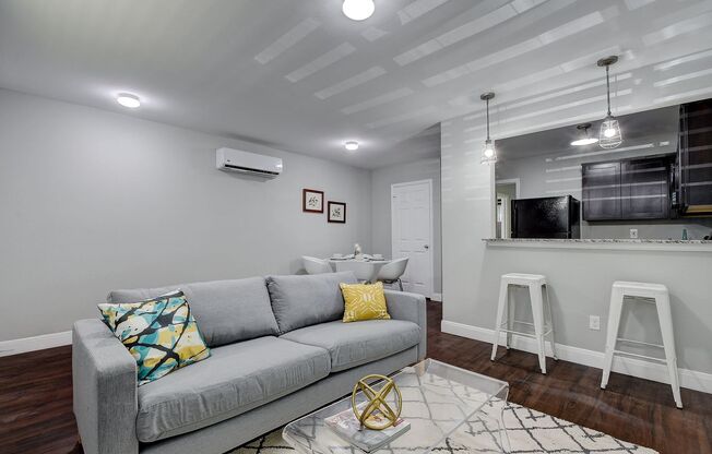 2 beds, 1 bath, 650 sqft, $899, Unit 4715-203