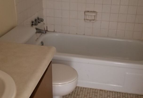 1 bed, 1 bath, $1,125, Unit 1655 S Ridgewood Ave Unit 121