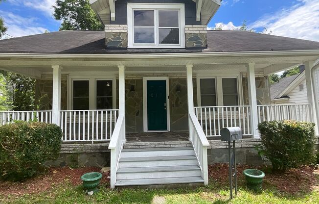 Great 3 bed 2 bath close to UNCG and more!