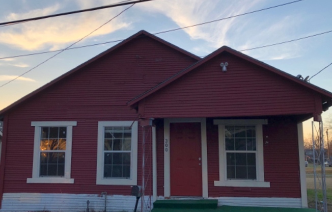 300 S HOUSTON ST