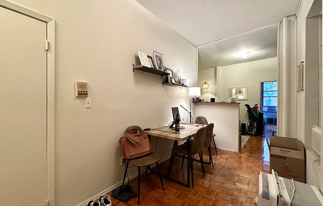 306 W 21 ST