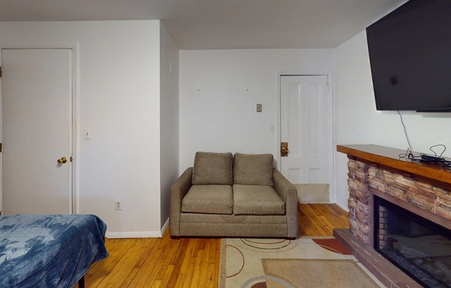 Studio, 1 bath, 450 sqft, $1,395, Unit 2r