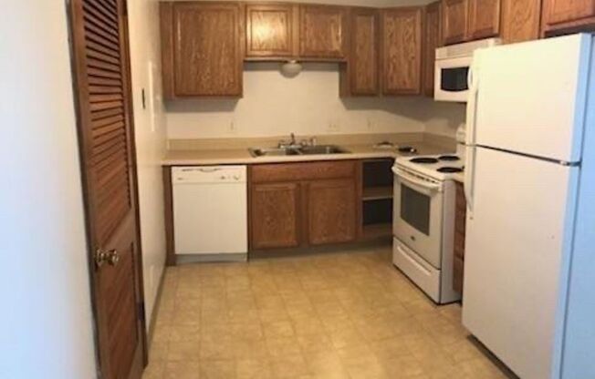 2 beds, 1 bath, 800 sqft, $825, Unit Unit 111