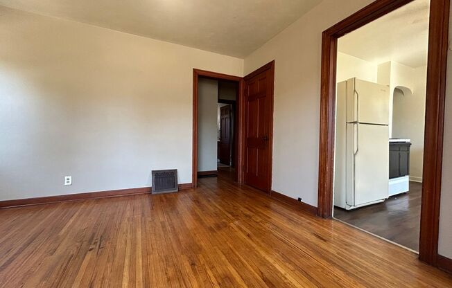 2 beds, 1 bath, $895