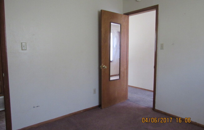 3 beds, 1.5 baths, $975