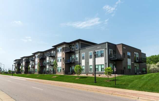 shady oak crossing minnetonka, mn exterior