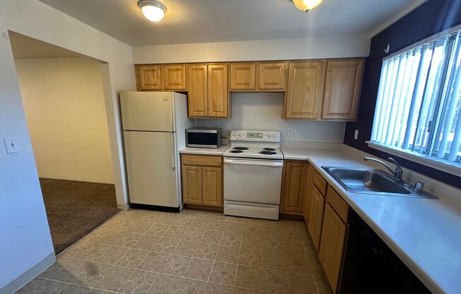 2 beds, 1 bath, $1,300, Unit UNIT 2