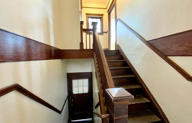 Unique Vintage 1 Bedroom 1 Bath Apartment in Beautiful Old Portland Style Building