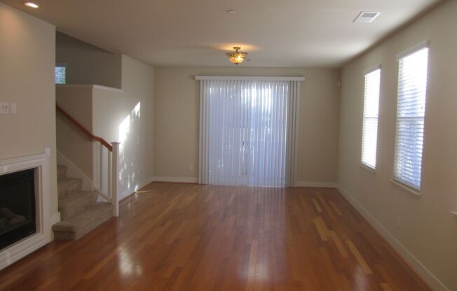 SPACIOUS 3 BEDROOM, 3.5 BATHROOM TOWNHOUSE IN AN EXCELLENT LOCATION. GARAGE. LAUNDRY. BALCONY. A TRUE MUST SEE!!!