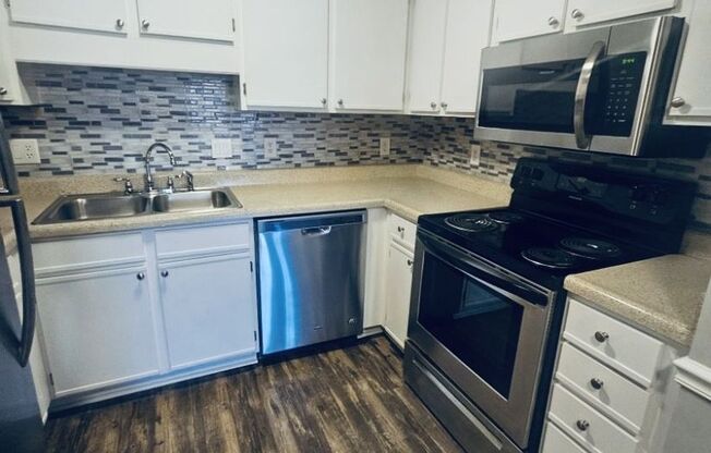 2 beds, 2 baths, 1,020 sqft, $1,195, Unit 221