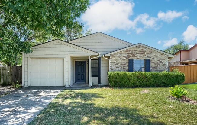 Move in today! This charming single-family home!