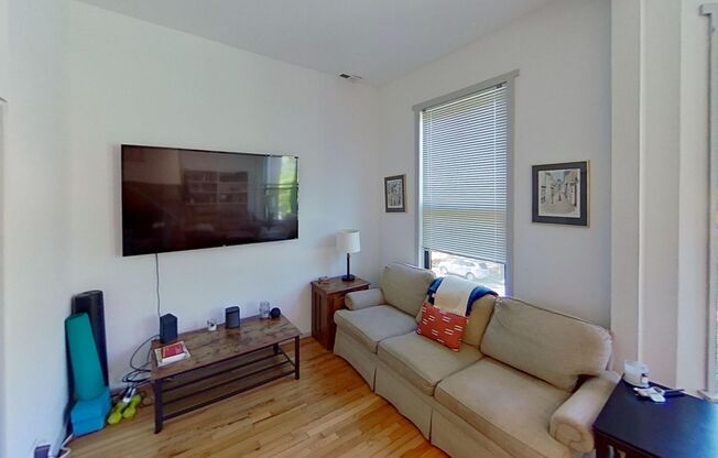 Lincoln Park 3 Bed/2 Bath Duplex + In unit Wash/Dryer