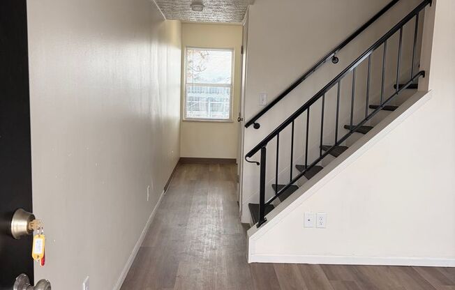 2 beds, 1 bath, 885 sqft, $1,150, Unit 764