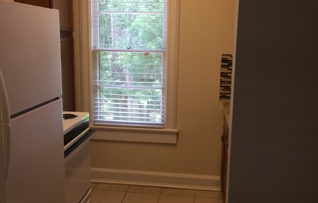 1 bed, 1 bath, $1,250, Unit 919-A SW 5th Ave