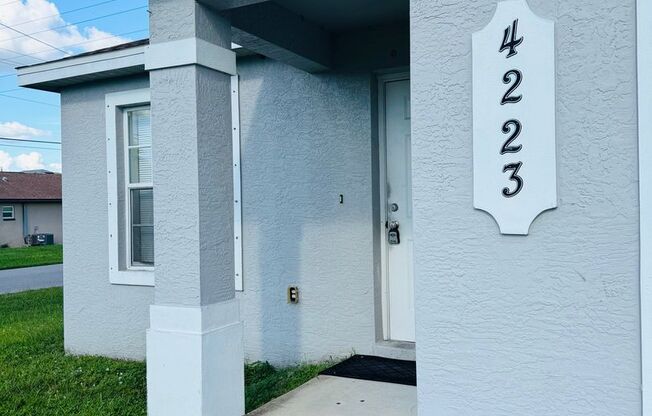 Experience this Cape Coral 3 bedroom 2 bath corner duplex with 1 car garage and screened in lanai.