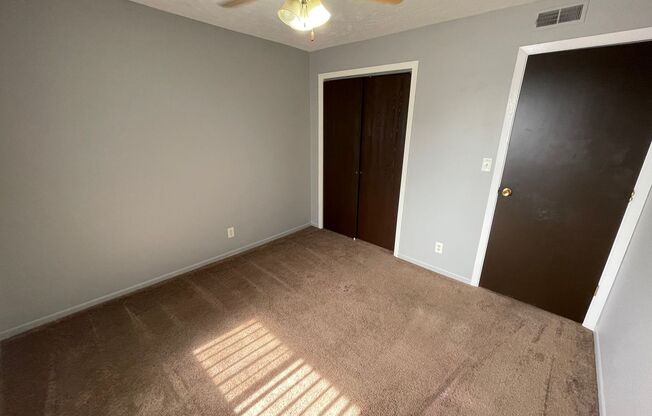 2 beds, 1 bath, 747 sqft, $875, Unit Apt 4