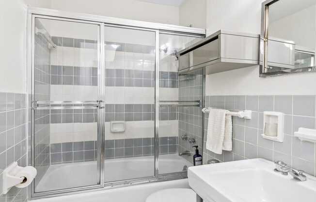 Studio, 1 bath, $3,000, Unit 4D