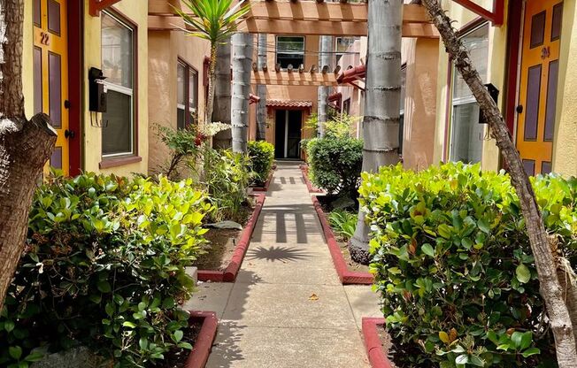 *OPEN HOUSE: 11/16 11:30AM-12:30PM* Bankers Hill 1BR, Between Balboa Park and Little Italy