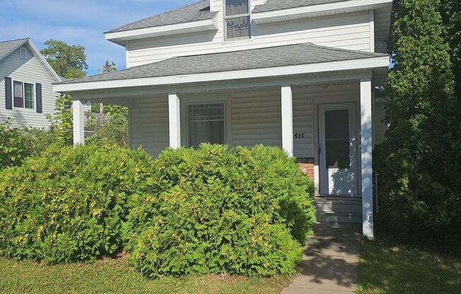 Single Family Home w/ Detached Garage