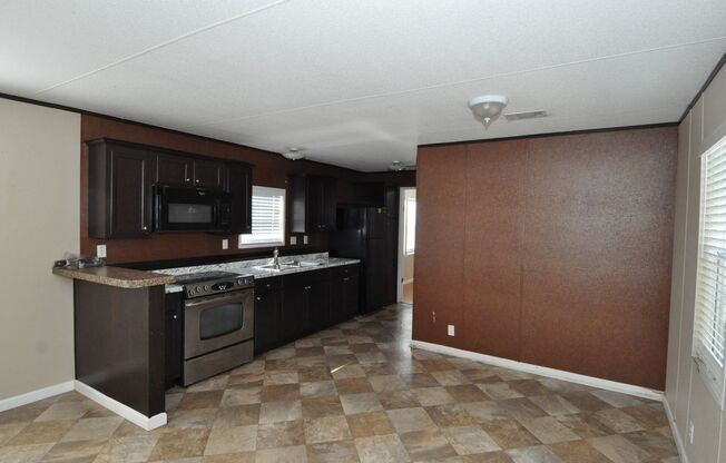 Nice clean New kitchen counter top no carpet 3-2 and 3 outside parking spots ready!!!!!