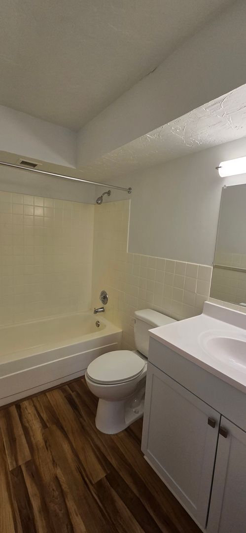 2 beds, 1.5 baths, 1,145 sqft, $1,300, Unit 55-9B6