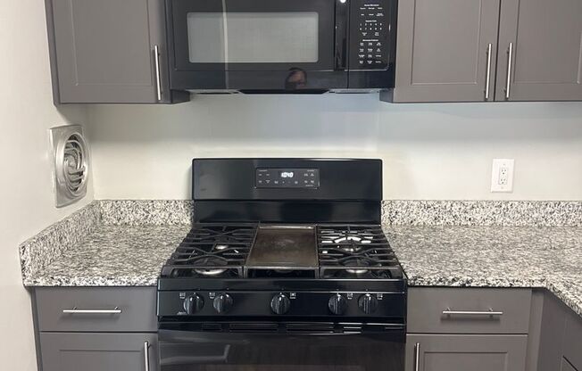 3 beds, 2 baths, 1,300 sqft, $2,440, Unit 3331 #103