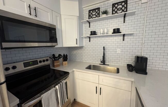 2 beds, 1 bath, 850 sqft, $2,000, Unit 25