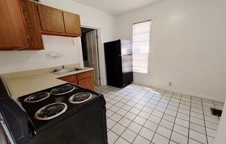 2 beds, 1 bath, $1,400, Unit REAR