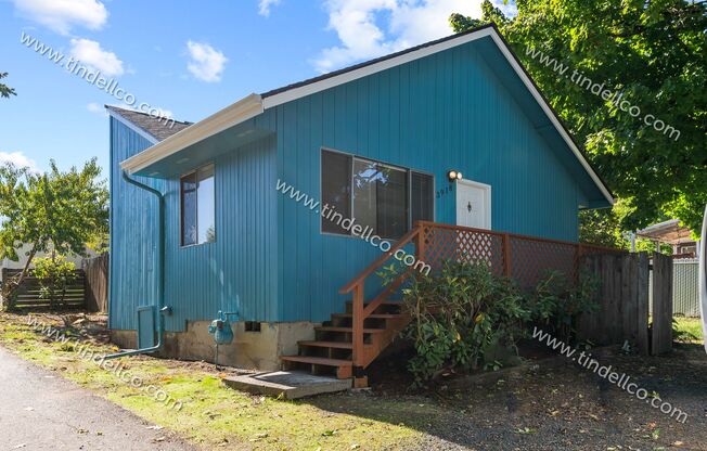 Darling Two Bedroom With Large Fenced Yard, Quick Access to Jackson Middle School and I5.