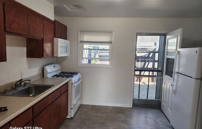 2 beds, 1 bath, $2,195