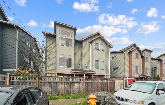 Stylish 3-Bed, 2.5 bath Townhome in Greenwood